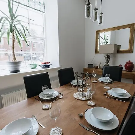 Grade Ii Mill Townhouse In With Free Parking Which Sleeps 6 * Leeds (West Yorkshire)