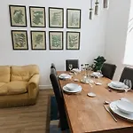 Grade Ii Mill Townhouse In With Free Parking Which Sleeps 6