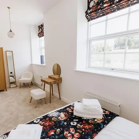 Bobbin Row - Grade 2 Listed With A Beautiful Design With Access To Leeds (West Yorkshire)