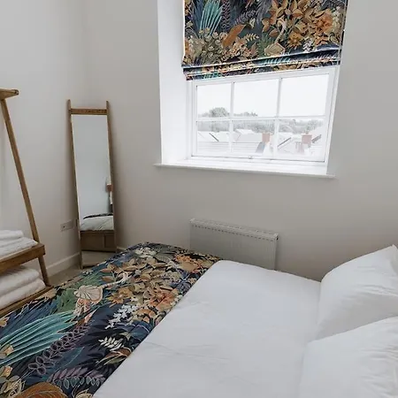 Bobbin Row - Grade 2 Listed With A Beautiful Design With Access To * 리즈