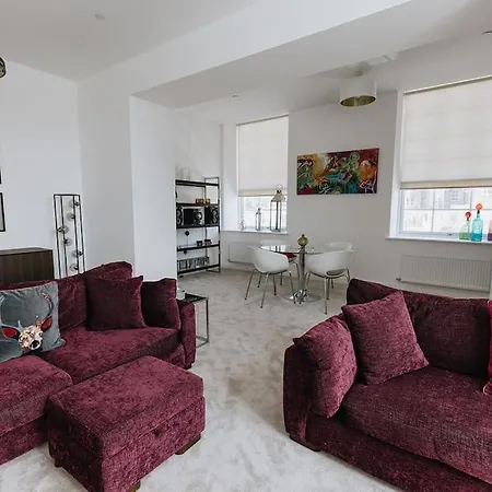 Bobbin Row - Grade 2 Listed With A Beautiful Design With Access To