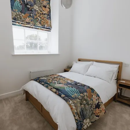 Bobbin Row - Grade 2 Listed With A Beautiful Design With Access To Leeds (West Yorkshire)