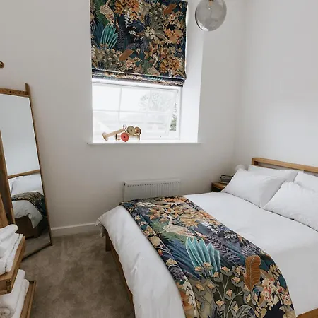 Bobbin Row - Grade 2 Listed With A Beautiful Design With Access To *