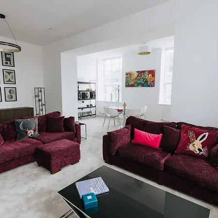 Bobbin Row - Grade 2 Listed With A Beautiful Design With Access To *