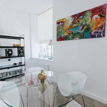 Bobbin Row - Grade 2 Listed With A Beautiful Design With Access To