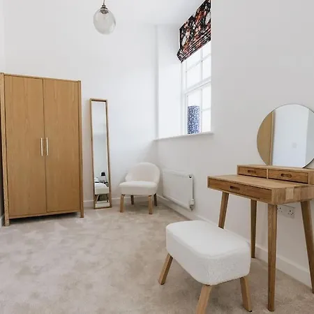 Bobbin Row - Grade 2 Listed With A Beautiful Design With Access To