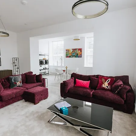 Bobbin Row - Grade 2 Listed With A Beautiful Design With Access To Leeds (West Yorkshire)