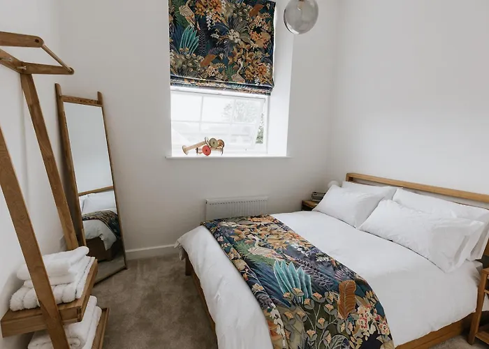 Grade Ii Mill Townhouse In With Free Parking Which Sleeps 6 *